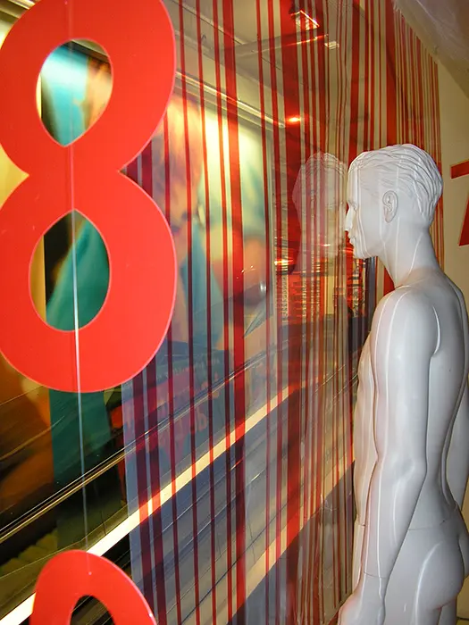 deco-vitrine-soldes-vue-arriere-multifacettes-design