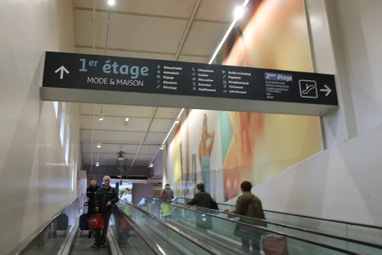 signalétique dans un travelator dirigeant vers le 1er étage