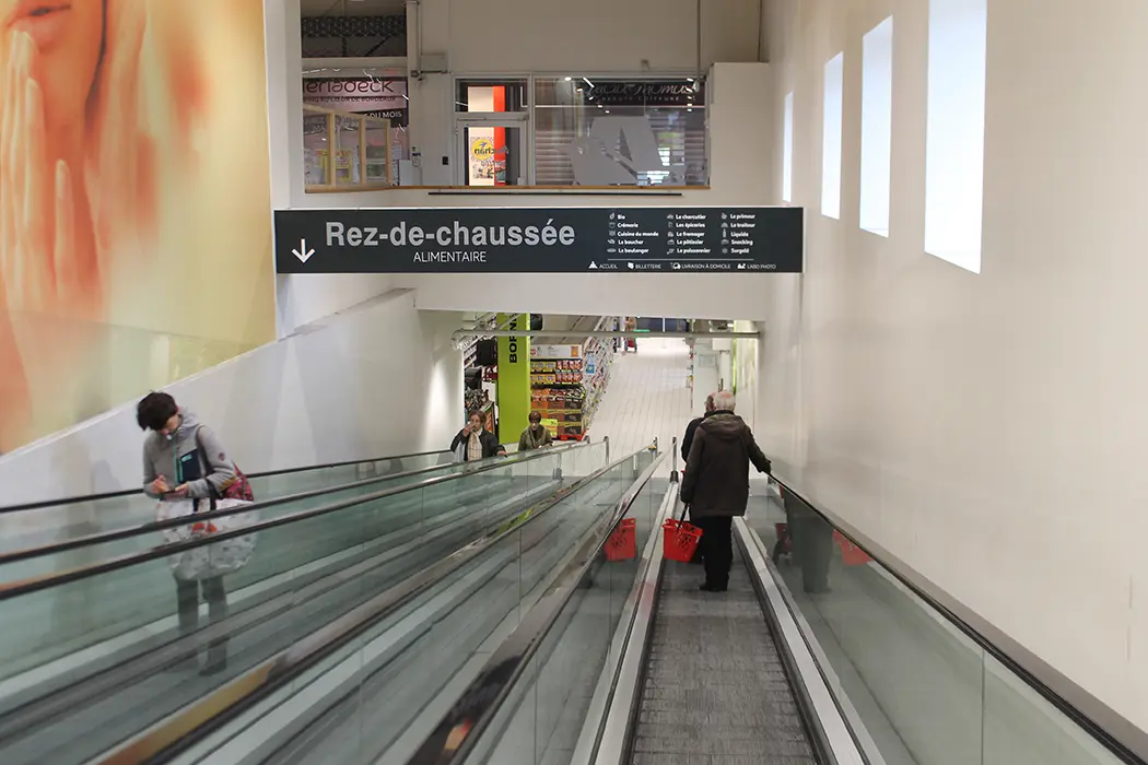 signaletique-niveaux-magasin-vers-rdc-multifacettes-design