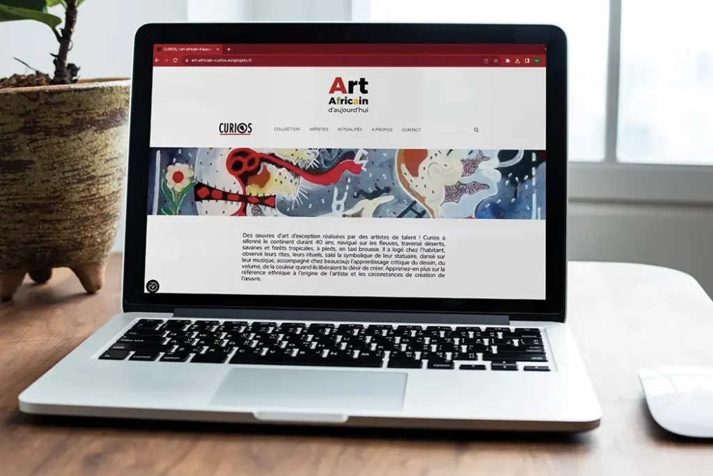 ordinateur portable avec le site web Curios affiché