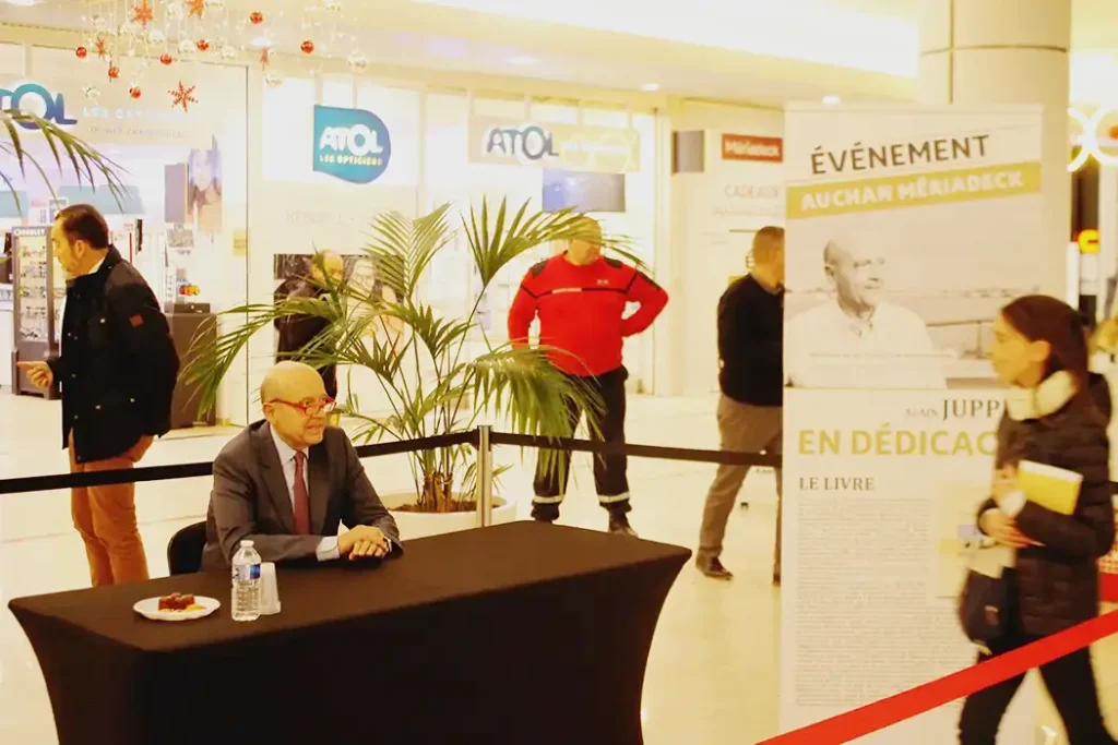 Photo d'Alain Juppé en dédicace à Mériadeck