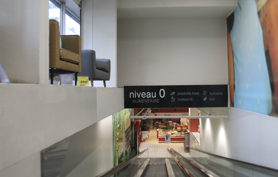 panneau directionnel indiquant vers quels niveaux le client se dirige