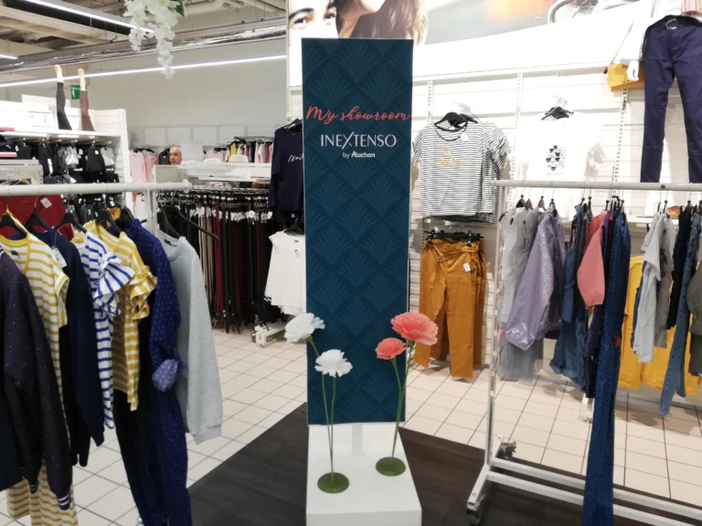 totem de présentation en habillement